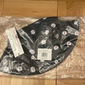 Alice + Olivia reversible bucket hat. NWT